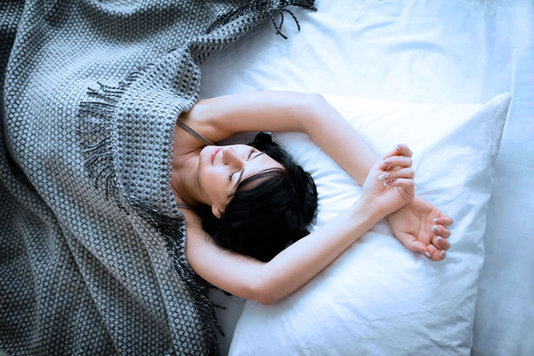 selimut tebal bantu penderita insomnia tidur lebih nyenyak