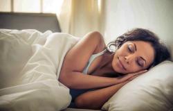 manfaat tidur miring untuk kesehatan pencernaan