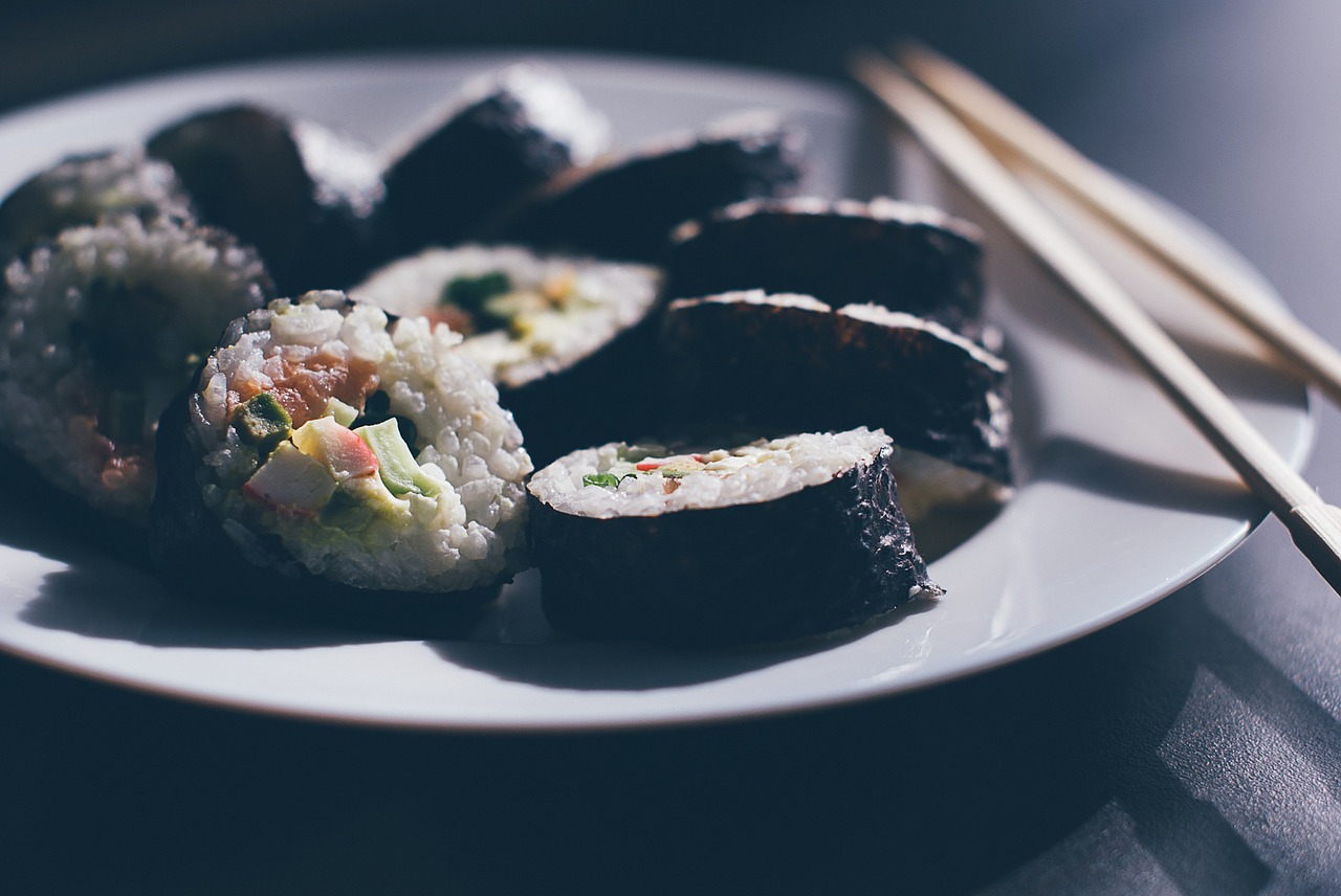makan_malam_bikin_gemuk_sushi