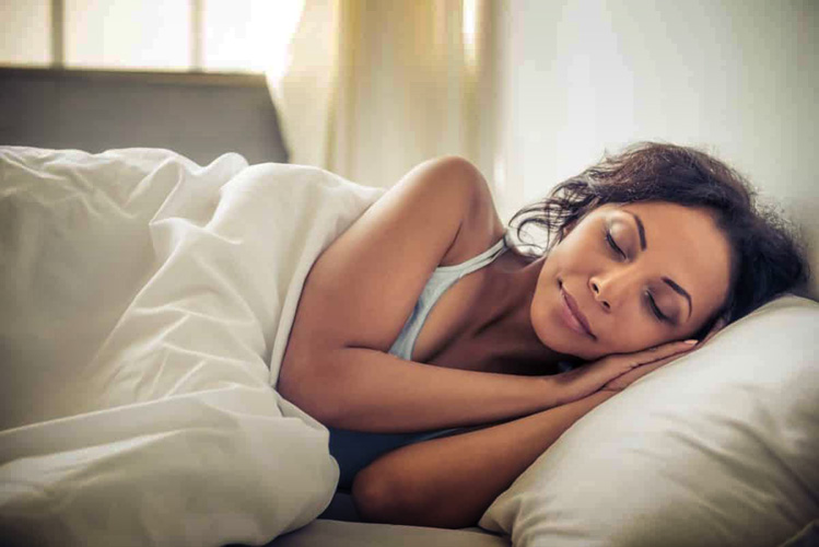 manfaat tidur miring untuk kesehatan pencernaan